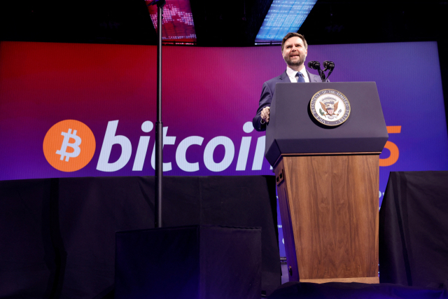 미국 부통령 JD 밴스가 지난 28일(현지시간) 미국 네바다주 라스베이거스에서 열린 비트코인 콘퍼런스에서 연설하고 있다. 로이터연합뉴스