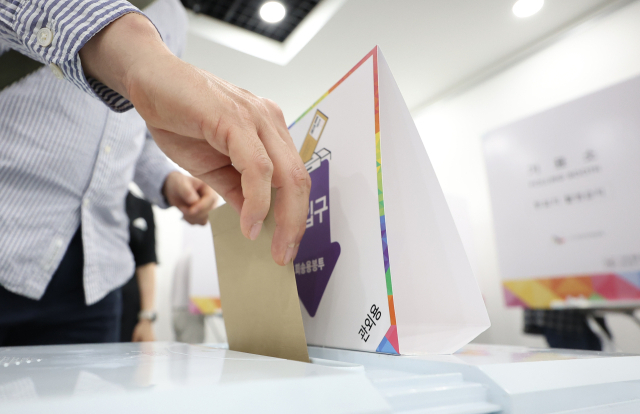 제21대 대통령 선거 사전투표 첫날인 29일 서울 강남구 역삼1동주민센터에 마련된 사전투표소를 찾은 유권자가 투표함에 투표용지를 넣고 있다. 연합뉴스