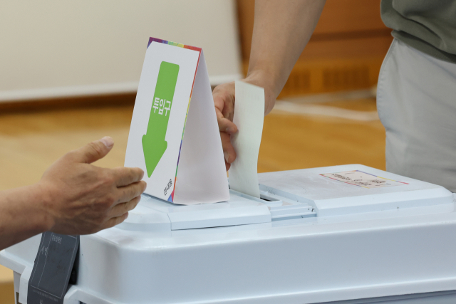 제21대 대통령 선거 사전 투표일인 29일 광주 동구 지원2동행정복지센터 사전투표소에서 한 유권자가 투표함에 투표 용지를 넣고 있다. 연합뉴스