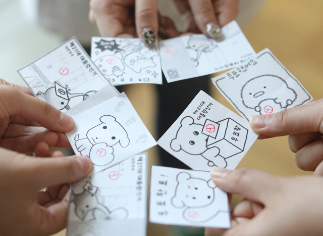 제21대 대통령선거 사전투표 첫날인 29일 서울 시내 한 사무실에서 사전투표를 마친 유권자들이 다양한 '투표 인증 용지'들을 보여주고 있다. 연합뉴스