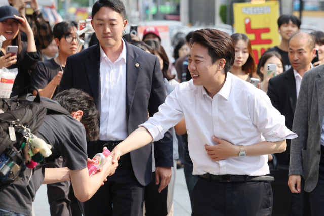 개혁신당 이준석 대선 후보가 제21대 대통령선거 사전투표 첫날인 29일 서울 성북구 안암역 인근에서 거리 유세에 나서고 있다. 연합뉴스