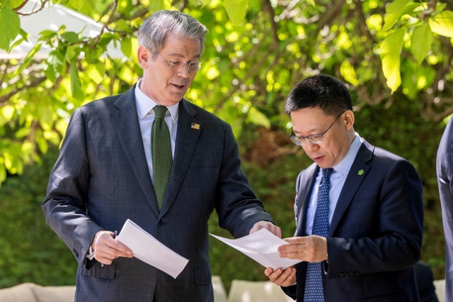 스콧 베슨트 미국 재무부 장관이 지난 5월 11일 스위스 제네바에서 열린 미중 양자 회담 당일 중국 재무부 차관 랴오 민과 대화하고 있다. 연합뉴스