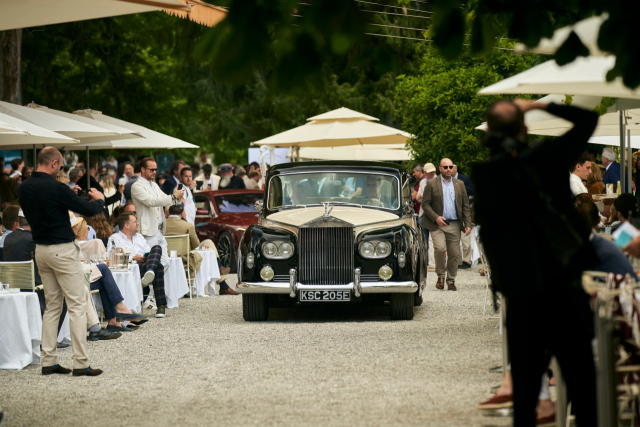 롤스로이스 팬텀 100주년 기념 행사 개막 퍼레이드에 등장한 ‘팬텀 V’.롤스로이스모터카 제공