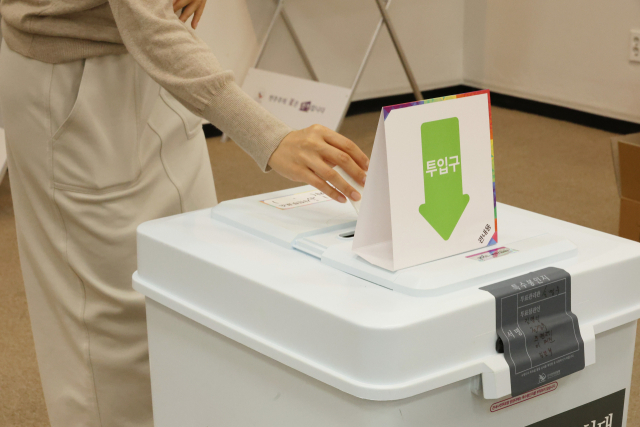 제21대 대통령선거 사전투표 둘째 날인 30일 오전 대전시 서구 대전시청에 마련된 사전투표소에서 유권자가 투표함에 투표용지를 넣고 있다. 연합뉴스