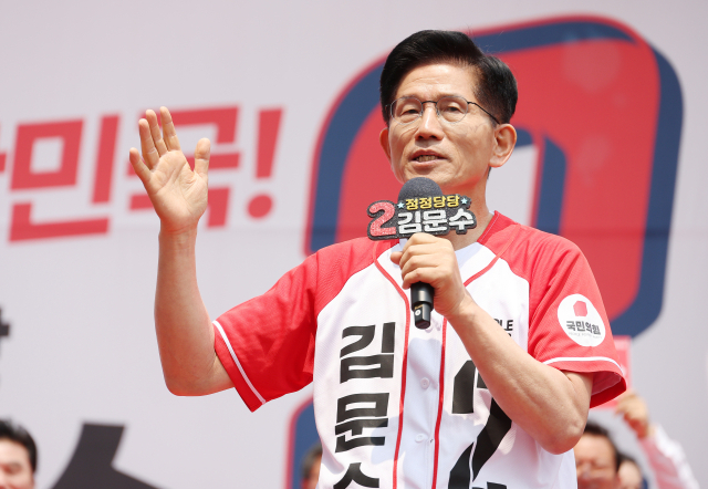 국민의힘 김문수 대선 후보가 30일 경기 이천시산림조합 앞 중리사거리에서 열린 유세에서 지지를 호소하고 있다. 연합뉴스