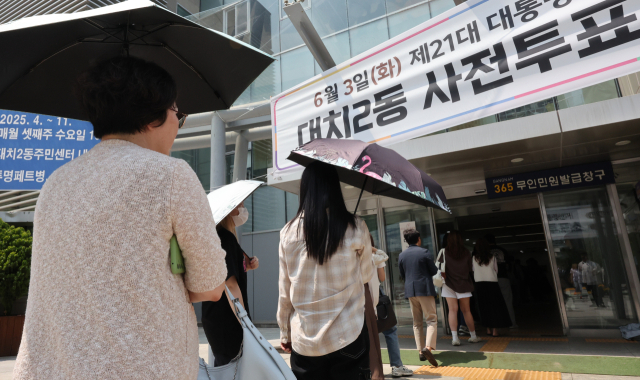 제21대 대통령 선거 사전투표 둘째 날인 30일 서울 강남구 대치2동주민센터에 마련된 사전투표소에서 유권자들이 투표를 위해 줄 서 있다. 기상청은이날 낮 최고기온이 29도까지 오를 것으로 예보했다. 연합뉴스