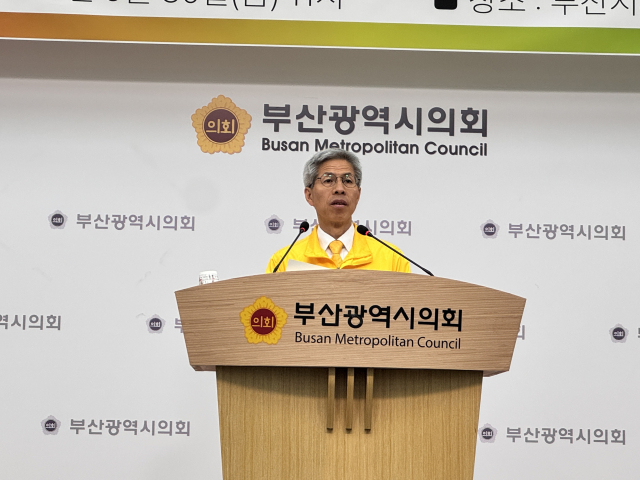 민주노동당 권영국 대선후보가 30일 부산시의회에서 기자회견을 하고 있다. 부산시의회 제공