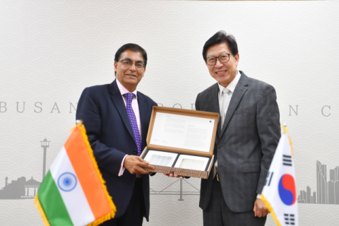 왼쪽부터 아밋 쿠마르(Amit Kumar) 주한 인도대사, 박형준 부산광역시장