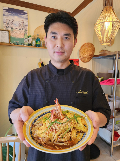 ‘타이백스트릿’ 이정태 대표가 새우팟타이를 선보이고 있다.