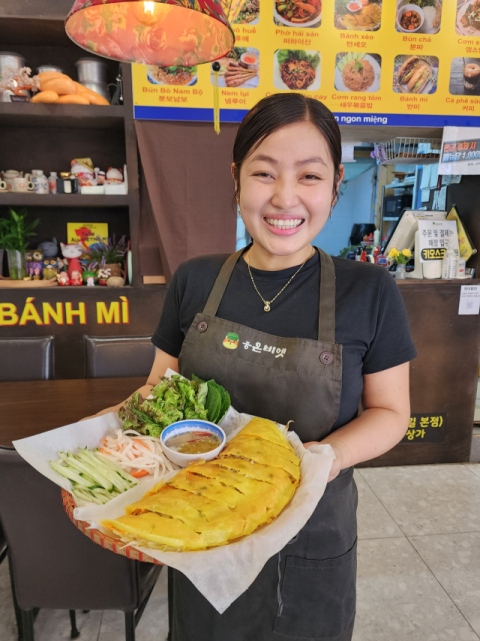 ‘응온비엣’의 베트남 출신 김태희 세프가 베트남식 빈대떡 반쎄오를 선보이고 있다.