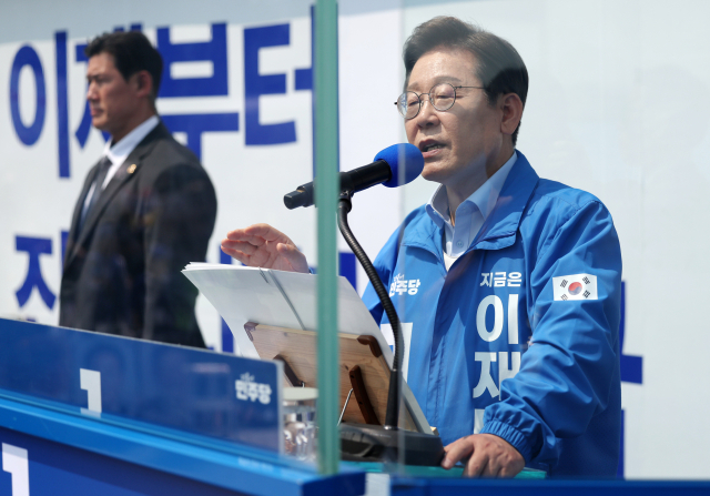 더불어민주당 이재명 대선 후보가 30일 강원도 춘천시 춘천역광장에서 열린 집중유세에서 시민들에게 지지를 호소하고 있다. 연합뉴스