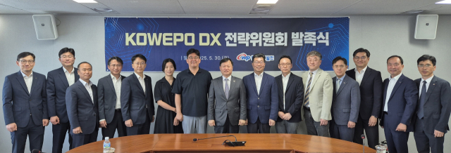 한국서부발전은 30일 서울 강남 발전공기업협력본부에서 ‘코웨포(KOWEPO) 디지털 변환 전략위원회 출범식’을 진행했다. 이정복 서부발전 사장(가운데)과 사내외 위원이 기념촬영하는 모습. 서부발전 제공