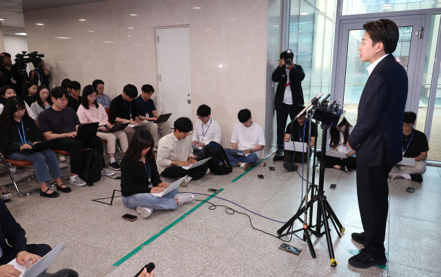 개혁신당 이준석 대선 후보가 지난 30일 서울 여의도 국회 소통관에서 열린 기자회견에서 더불어민주당 등이 발의한 본인의 징계안과 관련한 입장을 밝힌 뒤 나와 취재진의 질문에 답변하고 있다. 연합뉴스