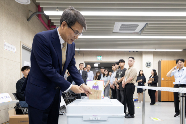 노태악 중앙선거관리위원장이 28일 서울 광진구 중곡3동주민센터에 마련된 21대 대통령선거 사전투표소를 방문해 사전투표 모의체험을 하고 있다. 연합뉴스