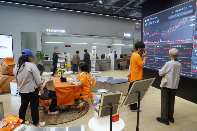 지난달 23일 서울 서초구 가상자산거래소 빗썸라운지 강남본점이 상담 업무로 분주하다. 연합뉴스