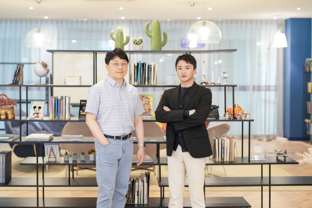 임정호 교수(좌측)와 배세정 연구원. UNIST 제공