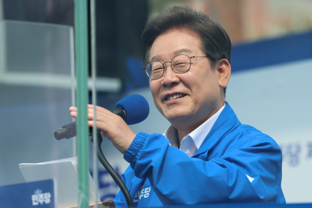 더불어민주당 이재명 대선 후보가 선거를 사흘 앞둔 31일 '캐스팅 보터'로 꼽히는 충북의 청주시 오창프라자 앞 광장에서 열린 집중유세에서 시민들에게 지지를 호소하고 있다. 연합뉴스