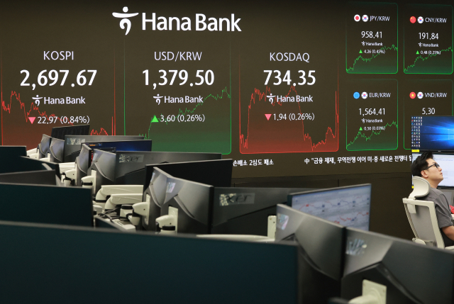 올해 들어 국내 주식시장 대형주들의 주가 희비가 엇갈리면서 시가총액 상위권의 지각변동이 큰 것으로 나타났다. 지난달 30일 서울 중구 하나은행 본점 딜링룸에서 딜러들이 업무를 보고 있다. 연합뉴스