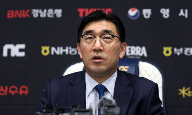NC다이노스 이진만 대표가 경남 창원시 마산회원구 창원NC파크에서 야구장 재개장 등과 관련한 브리핑 하고 있다. 연합뉴스