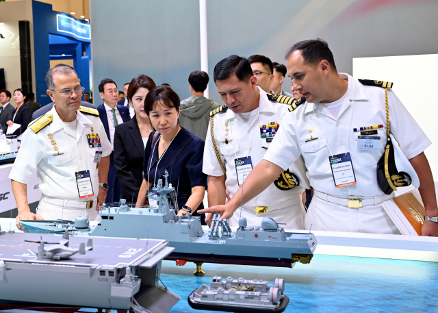 지난 5월 벡스코에서 열린 2025 국제해양방위산업전(MADEX)에서 에콰도르 사절단이 HJ중공업 부스를 방문해 고속상륙정을 비롯한 전시품들을 살펴보고 있다. HJ중공업 제공