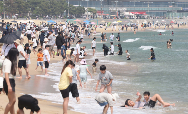 초여름 날씨 속에 휴일인 1일 오후 부산 해운대구 해운대해수욕장을 찾은 많은 시민과 관광객들이 물놀이를 즐기고 있다. 이재찬 기자 chan@