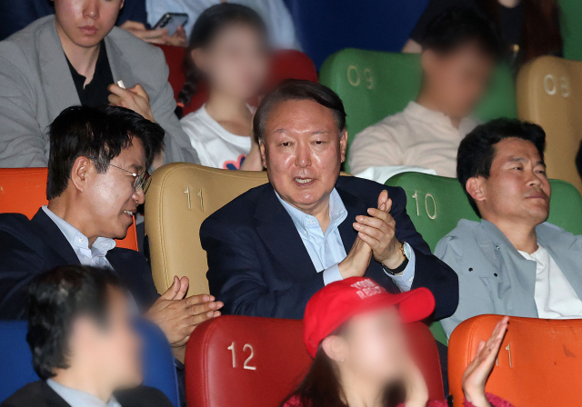 윤석열 전 대통령이 지난달 21일 서울 메가박스 동대문에서 영화 '부정선거, 신의 작품인가' 관람을 마친 뒤 박수를 치고 있다. 왼쪽부터 이영돈 PD, 윤 전 대통령, 전한길 전 한국사 강사. 연합뉴스