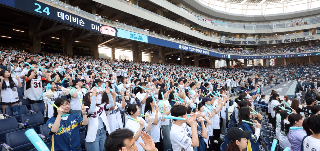 지난 5월 30일 경남 창원NC파크에서 열린 프로야구 2025 신한 SOL 뱅크 KBO리그 한화이글스와 NC다이노스 경기에서 팬이 응원하고 있다. 연합뉴스