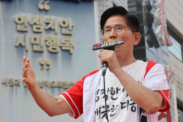 국민의힘 김문수 대선 후보가 1일 경기도 의정부시 태조이성계상 앞에서 열린 유세에서 지지를 호소하고 있다. 연합뉴스