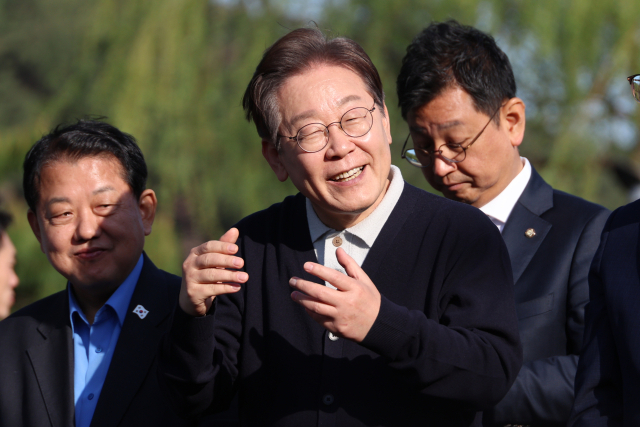 더불어민주당 이재명 대선 후보가 '골목골목 경청투어' : 단양8경편'에 나선 4일 충북 제천군 의림지를 찾아 도민들에게 지지를 호소하고 있다. 연합뉴스