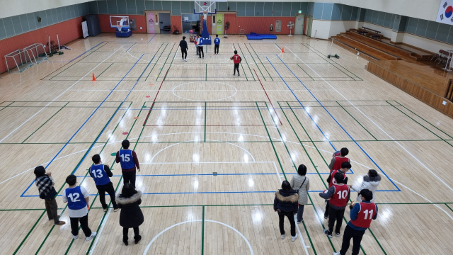 한마음스포츠센터의 장애인 스포츠 프로그램 농구 수업을 지원하는 부산외대 사회체육학부 학생들. 부산시설공단 제공