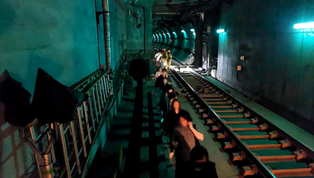 지난달 31일 서울 지하철 5호선 열차 안에서 발생한 화재로 승객들이 대피하는 모습. 연합뉴스