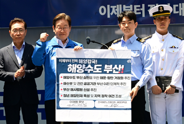 더불어민주당 이재명 대선후보가 지난달 14일 부산 부산진구 서면을 방문해 해양 수도 부산 공약을 약속하고 있다. 김종진 기자 kjj1761@