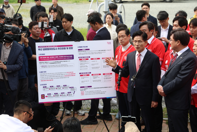 국민의힘 김문수 대선후보가 지난달 13일 부산 남구 부산국제금융센터(BIFC)에서 산업은행 이전 의지를 재확인하고 있다. 김종진 기자