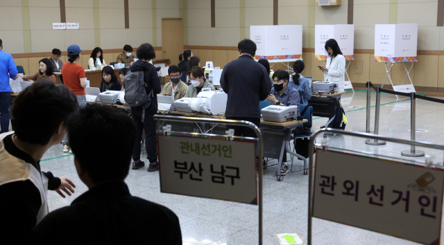 제21대 대통령선거 사전 투표 첫날인 지난달 29일 부산 남구 용호4동 주민센터에 마련된 사전투표소를 찾은 시민들이 소중한 한 표를 행사하고 있다. 김종진 기자 kjj1761@