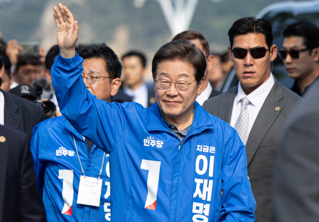 더불어민주당 이재명 대선후보가 선거를 이틀 앞둔 1일 울산 동구 일산해수욕장 앞에서 시민들에게 인사하고 있다. 연합뉴스