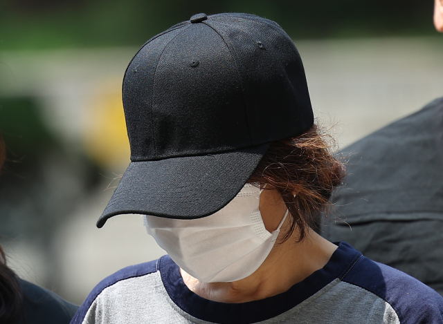 21대 대통령선거 사전투표 첫날 남편 명의로 대리투표를 해 공직선거법상 사위투표 혐의를 받는 선거사무원 박 씨가 1일 구속 전 피의자 심문(영장실질심사)를 위해 서울 서초구 서울중앙지방법원에 들어서고 있다. 연합뉴스