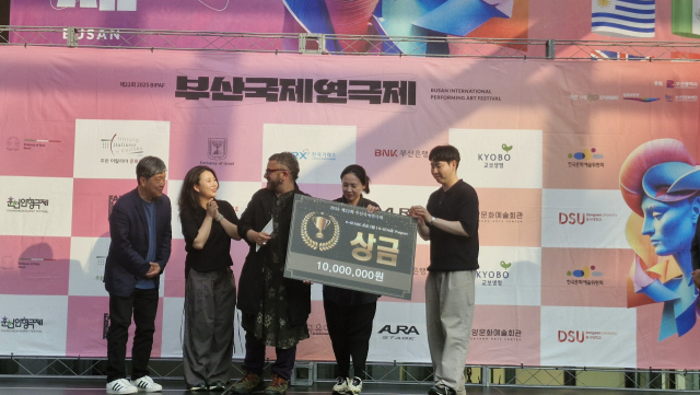 지난 1일 오후 부산 해운대구 영화의전당에서 열린 제22회 부산국제연극제 시상식에서 판소리아지트 놀애박스의 ‘오버더떼창: 문전본풀이'가 K-Stage 우수 작품에 선정돼 상금 1000만 원을 받았다. 김희돈 기자