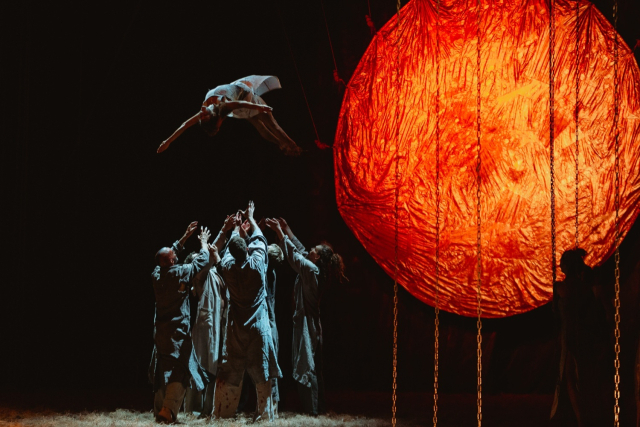 제21회 부산국제무용제 개막작이자 특별 초청작으로 선보이는 헝가리 세게드 컨템포러리 발레단의 '카르미나 부라나' 공연 모습. 부산국제무용제 제공