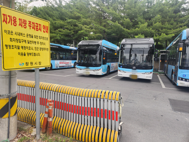 지난 6월 2일 오전 경남 창원시 성산구 대방동종점 인근 회차장에 파업에 돌입한 시내버스 10여 대가 주차돼 있다. 강대한 기자