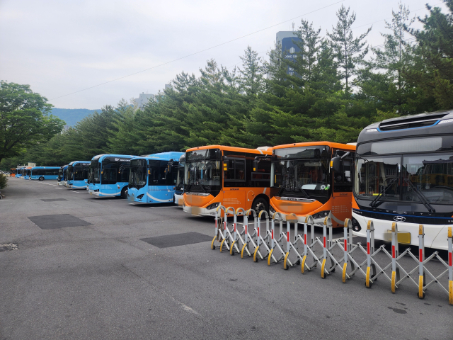 2일 오전 경남 창원시 성산구 대방동종점 인근 회차장에 파업에 돌입한 시내버스 10여 대가 주차돼 있다. 강대한 기자