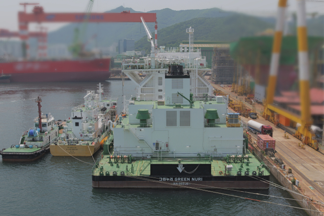 선박해양플랜트연구소(KRISO)가 국내 최초로 소형 벙커링 선박을 활용한 ‘선박 간(Ship-to-Ship, STS) LNG 벙커링 동시작업’ 실증을 진행하고 있다. KRISO 제공