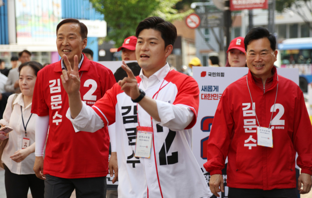 국민의힘 김용태 비상대책위원장이 지난 1일 대구 동성로에서 김문수 대선 후보에 대한 지지를 시민들에게 호소하고 있다. 연합뉴스