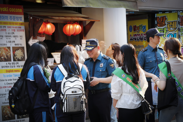 부산 금정경찰서가 부산대 대동제 축제 기간인 지난달 28일 청소년 비행과 학교 폭력 예방을 위해 특별 선도활동을 실시했다. 금정경찰서 제공