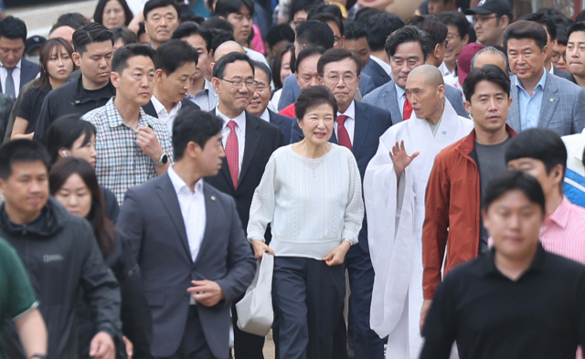 박근혜 전 대통령이 2일 부산 금정구 범어사를 방문, 대웅전으로 이동하고 있다. 이재찬 기자 chan@