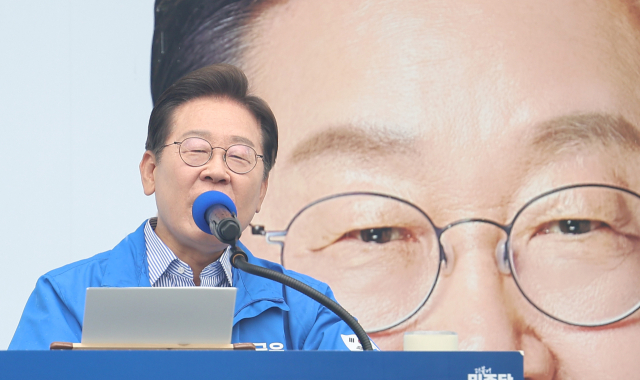 더불어민주당 이재명 대선 후보가 선거를 하루 앞둔 2일 서울 강북구 북서울꿈의숲 서문광장에서 시민들에게 지지를 호소하고 있다. 연합뉴스