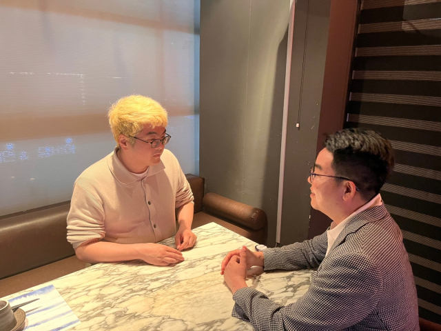비온미디어 심준식 대표가 강환국(왼쪽) 작가와 대화를 나누고 있다. 비온미디어 제공
