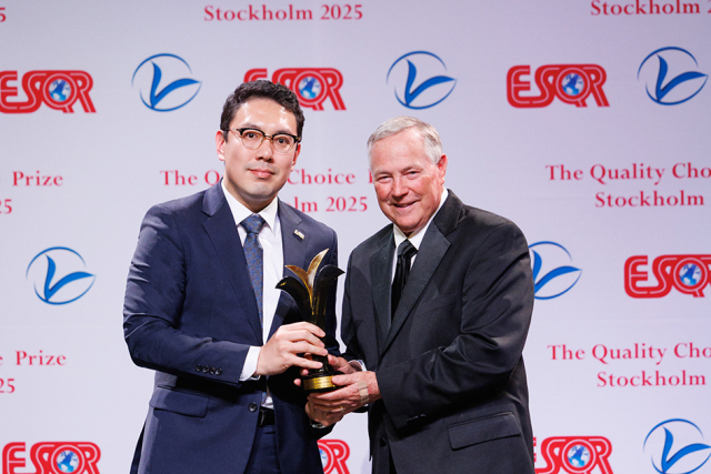 김병준레다스흉부외과가 지난달 29일(현지시간) 스에덴 스톡홀름에서 개최된 유럽 품질 어워드 ‘ESQR 퀄리티 초이스 프라이즈 2025’에서 국내 첫 수상 기관으로 선정됐다. 시상식에는 김병준 대표원장을 대신해 심현진 국제사업부 차장이 대리 수상했다. 김병준레다스흉부외과 제공
