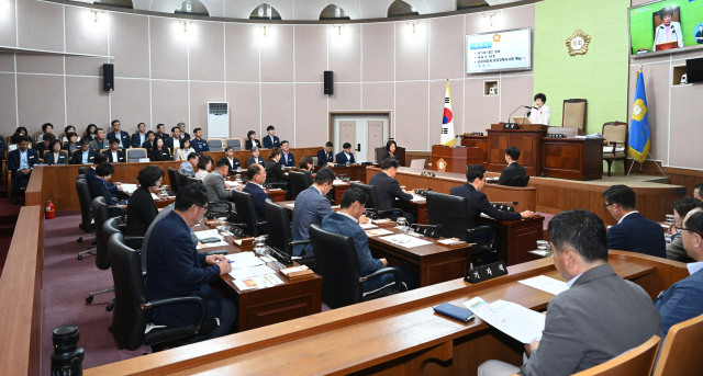 거제시의회는 2일부터 30일까지 제255회 제1차 정례회를 연다. 최대 관심사인 민생회복지원금 조례안은 마지막 날 본회의에서 다룬다. 사진은 첫 날 본회의 모습. 부산일보DB
