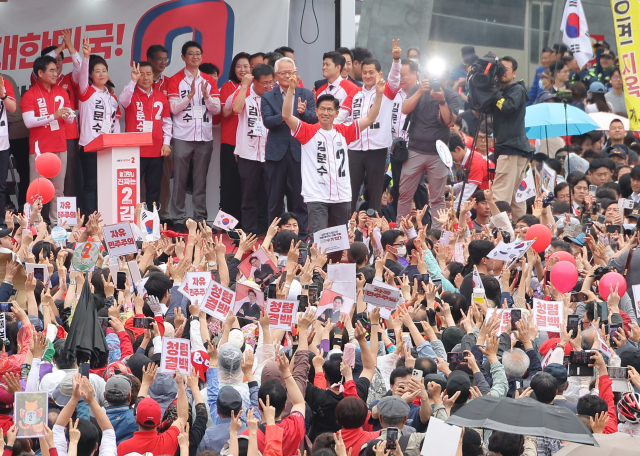 국민의힘 김문수 대선 후보가 제21대 대통령선거 선거일을 하루 앞둔 2일 부산역에서 시민들에게 지지를 호소하고 있다. 연합뉴스