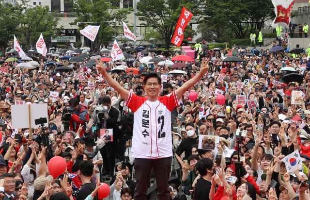 국민의힘 김문수 대선 후보가 제21대 대통령선거 선거일을 하루 앞둔 2일 부산역에서 시민들에게 지지를 호소하고 있다. 연합뉴스
